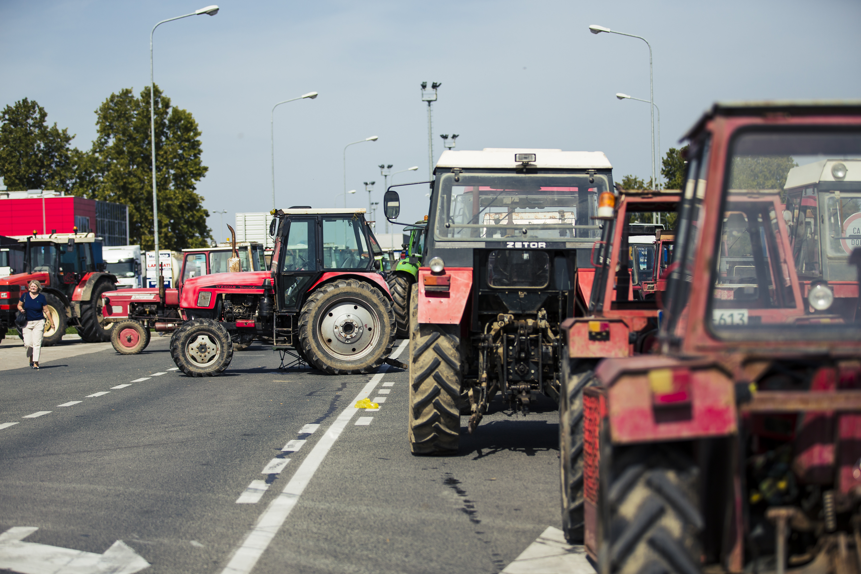 Poljoprivrednici sa oko 300 traktora blokirali promet u Posavini zbog neisplaćenih federalnih novčanih potpora